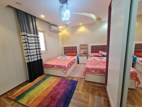 Un pat sau paturi într-o cameră la Wohnung in Kairo