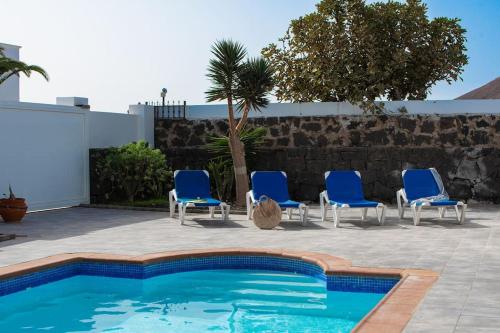Casa Marlay Spacious, heated Pool, BBQ & Fast Wi-Fi only 15 minutes walk to town
