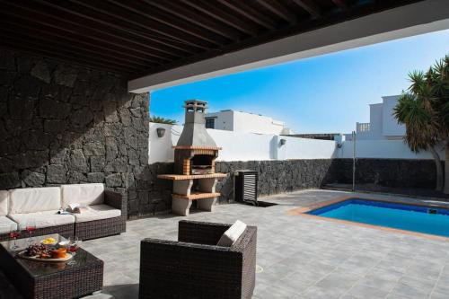 Casa Marlay Spacious, heated Pool, BBQ & Fast Wi-Fi only 15 minutes walk to town
