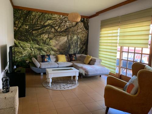 - un salon avec un canapé et une table dans l'établissement Holiday Home Austry, à Tejina