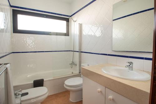 Casa Marlay Spacious, heated Pool, BBQ & Fast Wi-Fi only 15 minutes walk to town