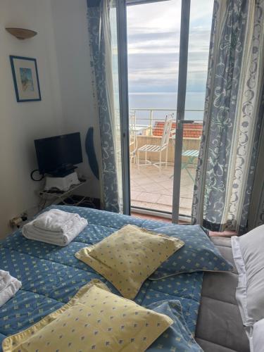 ボーソレイユにあるNew Monaco Penthouse Stunning sea viewのベッドルーム1室(ベッド1台付)が備わります。