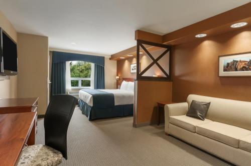 Postel nebo postele na pokoji v ubytování Days Inn & Suites by Wyndham Brandon