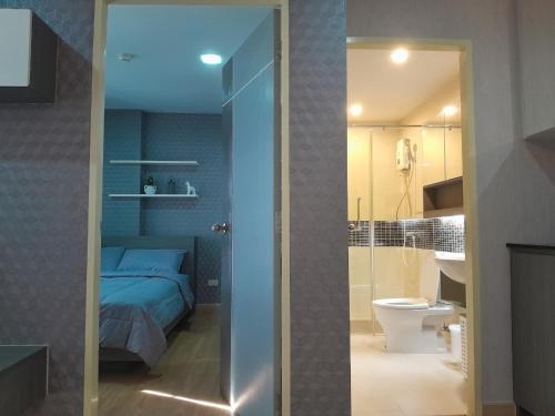 sypialnia z łóżkiem oraz łazienka z toaletą w obiekcie The Private Paradise Pattaya w mieście Pattaya North