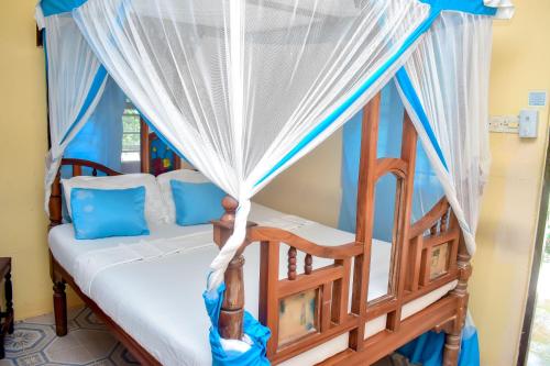 A bed or beds in a room at Blue Earth Beach Bungalow
