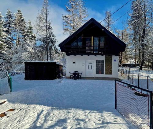 Casa con balcón en la nieve en Holiday home Ravna Planina en Pale