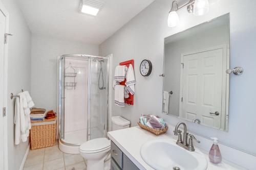 ein weißes Bad mit einer Dusche und einem Waschbecken in der Unterkunft Edgemont Home with Deck and BBQ Grill 2 Mi to Lake! in Fairfield Bay