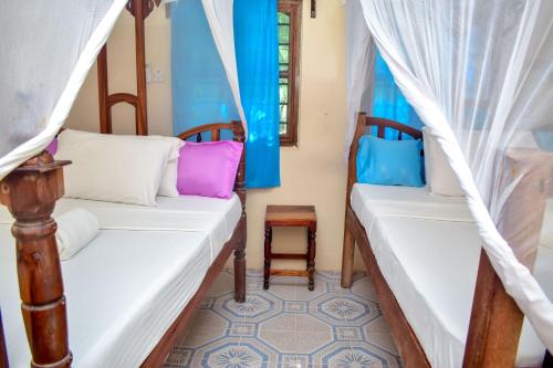 Кровать или кровати в номере Blue Earth Beach Bungalow
