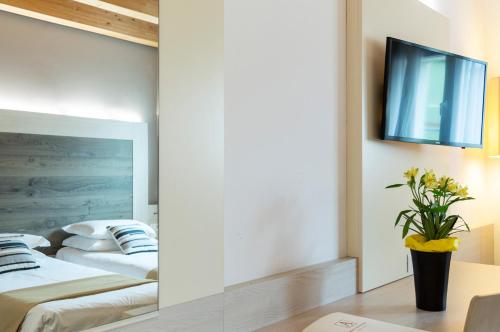 فندق ألكسندر في ميستر: سريرين في غرفة مع تلفزيون على الحائط