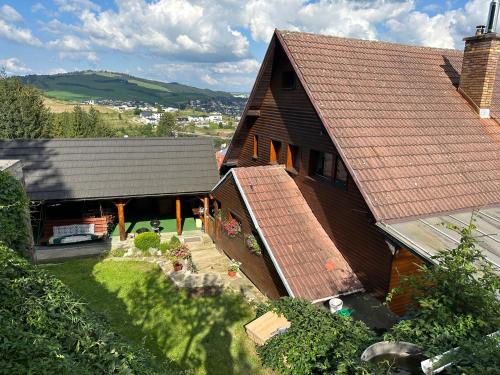 an overhead view of a house with a roof at Ubytovanie Privat Antoni - apartmán v RD in Tvrdošín