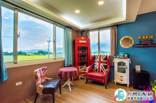a room with a red telephone booth and chairs at Elizabeth Bed and Breakfast in Fengli