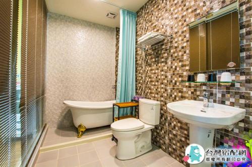 a bathroom with a toilet and a sink at Elizabeth Bed and Breakfast in Fengli