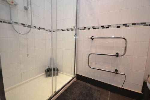 La salle de bains est pourvue d'une douche et d'une douche vitrée. dans l'établissement Long stays, Special Rates Direct, Free Parking NG7!, à Nottingham