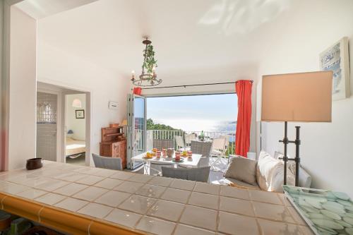 Una sala de estar con una mesa y una vista. en 1Mirand3, en Llafranc