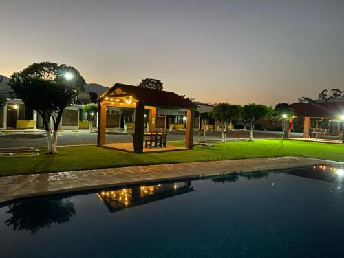 une maison avec un kiosque et une piscine dans l'établissement Hotel Paraiso, à Tepic