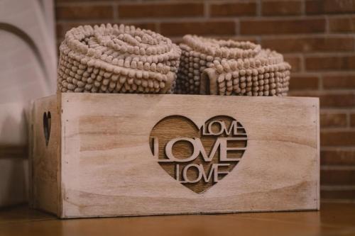a wooden box with a heart on it at La Baita Suite in Sicignano degli Alburni
