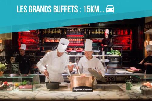 dos chefs están preparando comida en una cocina en Le Lovely Gruissanais - Balneo & Sauna, en Gruissan
