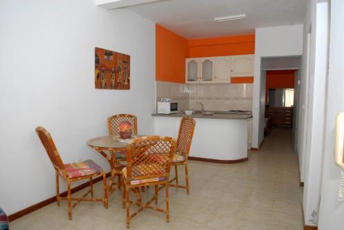 Кухня или мини-кухня в Apartamentos Santiago - Praia

