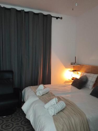 um quarto de hotel com duas camas com toalhas em Supl. 22 Cabernet em Novelda