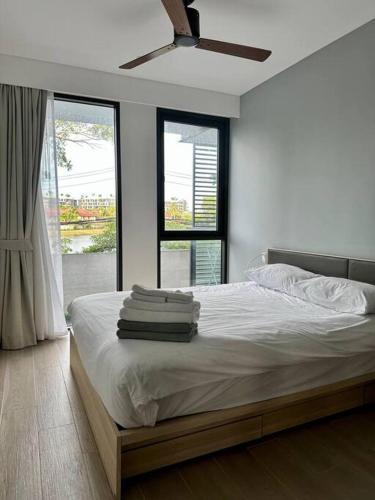 sypialnia z łóżkiem z ręcznikami w obiekcie Квартира Cassia Residences Lake View w mieście Bang Tao Beach