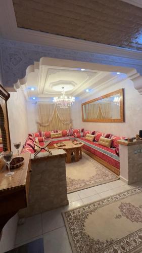 salon z kanapą i stołem w obiekcie Well-furnished apartment i Agadir! w mieście Agadir