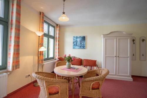 ein Esszimmer mit einem Tisch und Stühlen in der Unterkunft Villa Stock in Heringsdorf