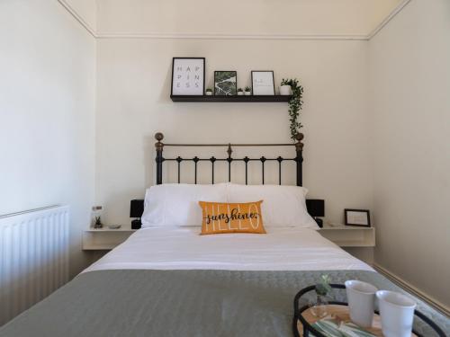 Dormitorio con cama con almohada naranja en Longsands Beach, Apartment 2, Tynemouth, en Tynemouth