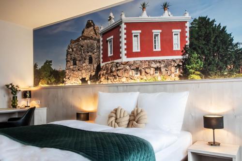 ein Schlafzimmer mit einem großen roten Gebäude an der Wand in der Unterkunft Hotel Restaurant Elbebrücke in Oranienbaum-Wörlitz