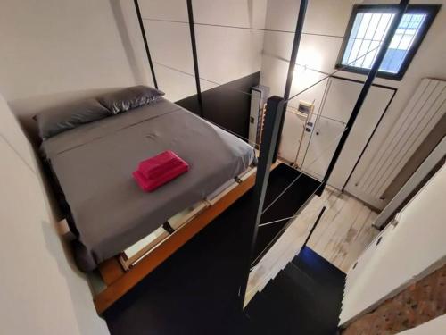 a small room with a bed with a mirror at Casa Volturno in Monza