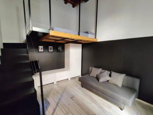 ein Wohnzimmer mit einem Sofa und einer Mikrowelle in der Unterkunft Casa Volturno in Monza