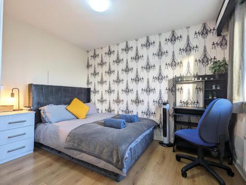 Guest Rooms Near City Centre Anfield Free Parking tesisinde bir odada yatak veya yataklar