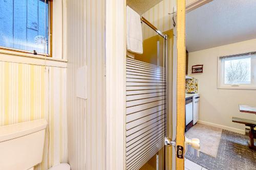 un baño con una escalera que conduce a una cocina en White Mountain Adventures, en Campton