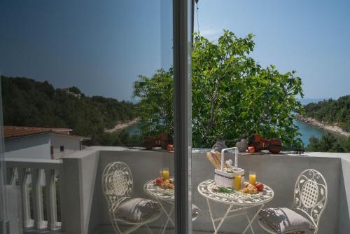 einen Balkon mit 2 Tischen und Stühlen und Flussblick in der Unterkunft Apartments Sonata in Omiš