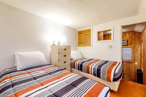 1 dormitorio con 2 camas y vestidor en White Mountain Adventures, en Campton