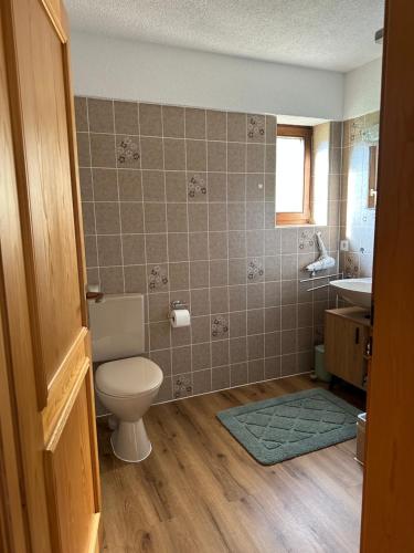 a bathroom with a toilet and a sink at Bollenlodge - Ferienwohnung mit Ausblick und Top Lage in Todtnau