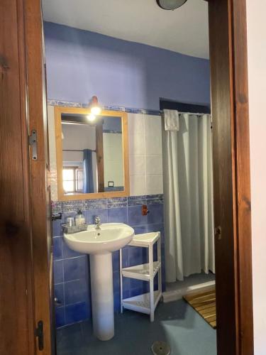 uma casa de banho com um lavatório e um espelho em La magnolia em La Puerta de Segura