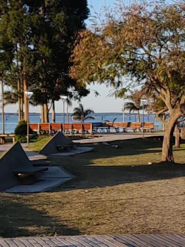 un parque con bancos, árboles y agua en El Zohar 2 pax en Federación