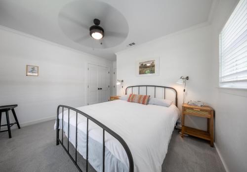 Ένα ή περισσότερα κρεβάτια σε δωμάτιο στο LUX ~Pet Friendly Richardson 3 bedroom 1 story Home~