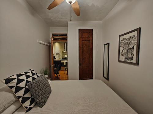 1 dormitorio con 1 cama y ventilador de techo en Two bedroom excellent location, en Queens
