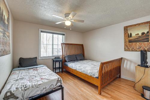 een slaapkamer met 2 bedden en een plafondventilator bij Roomy Cedar City Home Fenced Yard, Pets Welcome! in Cedar City