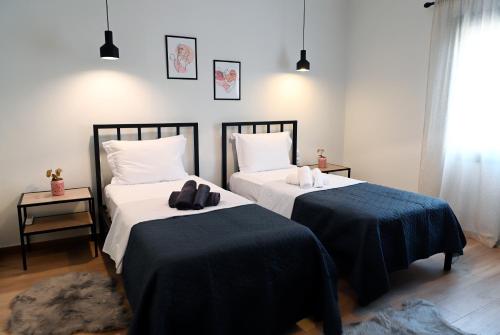 two beds sitting next to each other in a room at Aura House in Koutsopódhion