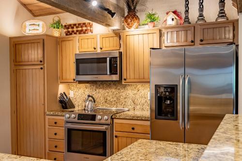 A cozinha ou kitchenette de Sunburst Condo 2739 - Warmly Updated, Leather Furniture and Mountain Views