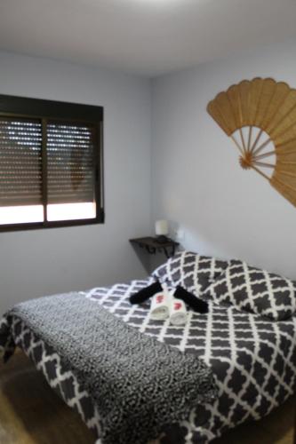 - une chambre avec un lit et un parasol dans l'établissement Ninfa de la sierra, à Riópar