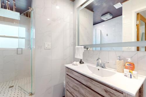 a bathroom with a sink and a shower at Pink Flamingo in Naples