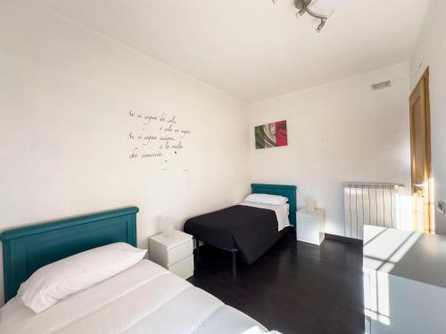 格羅塔費拉塔的住宿－La casetta del Tuscolo -Secret rooms-，一间卧室配有两张床和一张书桌