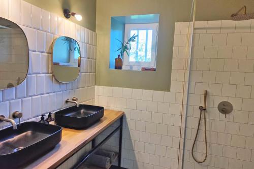 une salle de bain avec deux lavabos et une douche dans l'établissement Domaine Lapèze, Gite Le Cabernet., à Montcuq