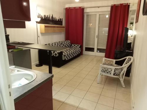 - un salon avec une table et une chaise dans l'établissement Studio de l'hippodrome, à Cagnes-sur-Mer