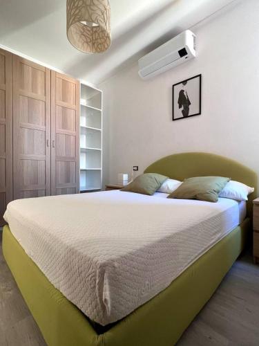 1 dormitorio con 1 cama grande en una habitación en Musaria Country Home, en Kericho