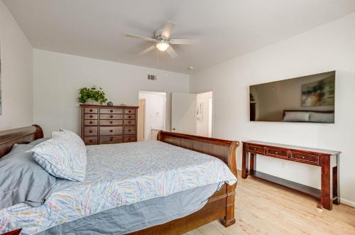 um quarto com uma cama e uma ventoinha de tecto em Gorgeous Lakefront Townhome with Pool Access and Views em Montgomery