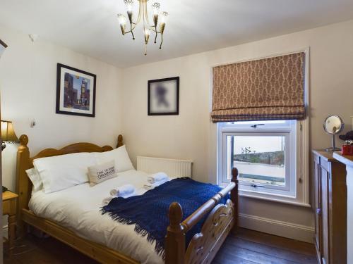 1 dormitorio con cama y ventana en Bliss Nest Two Bed Central Wi-Fi Garden, 